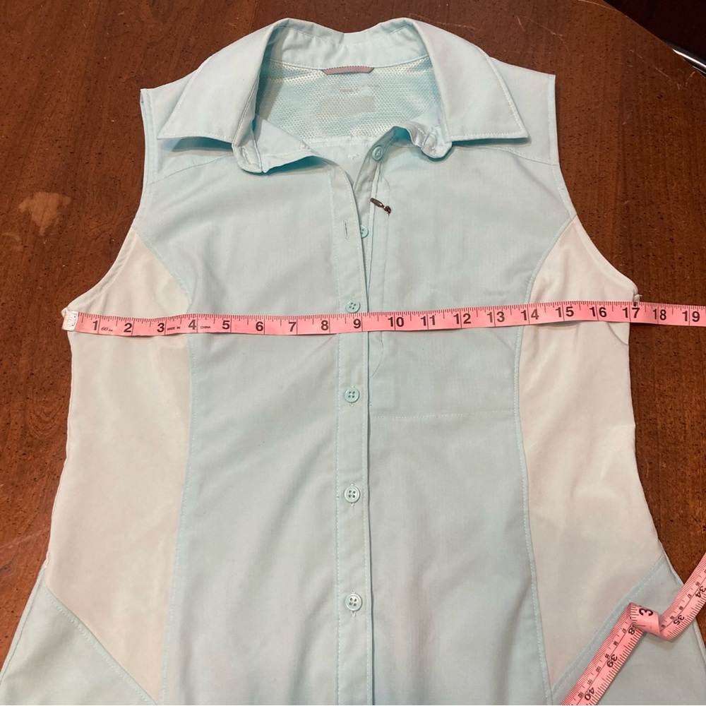 ✨ Columbia Sleeveless Button-Up Top – Lightweight & Adventure Ready 💙🌿✨ - Picture 6 of 16